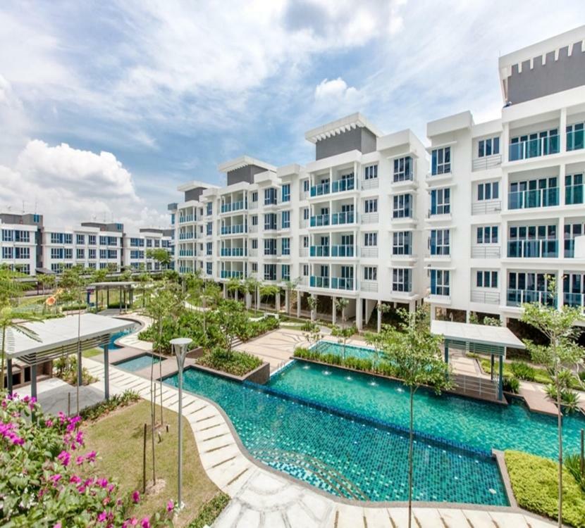 Putra 1 Pool Homestay Bandar Seri Putra Kampong Sungai Buah Exterior foto